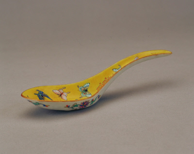 图片[1]-Yellow ground pink butterfly four happiness pattern spoon-China Archive